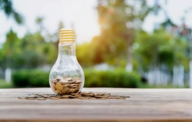 Transformamos tu consumo energético en ahorro inteligente. En Consultorias Saver analizamos las facturas, optimizamos contratos y gestionamos todos los trámites para que tú solo te preocupes por disfrutar de un consumo eficiente.